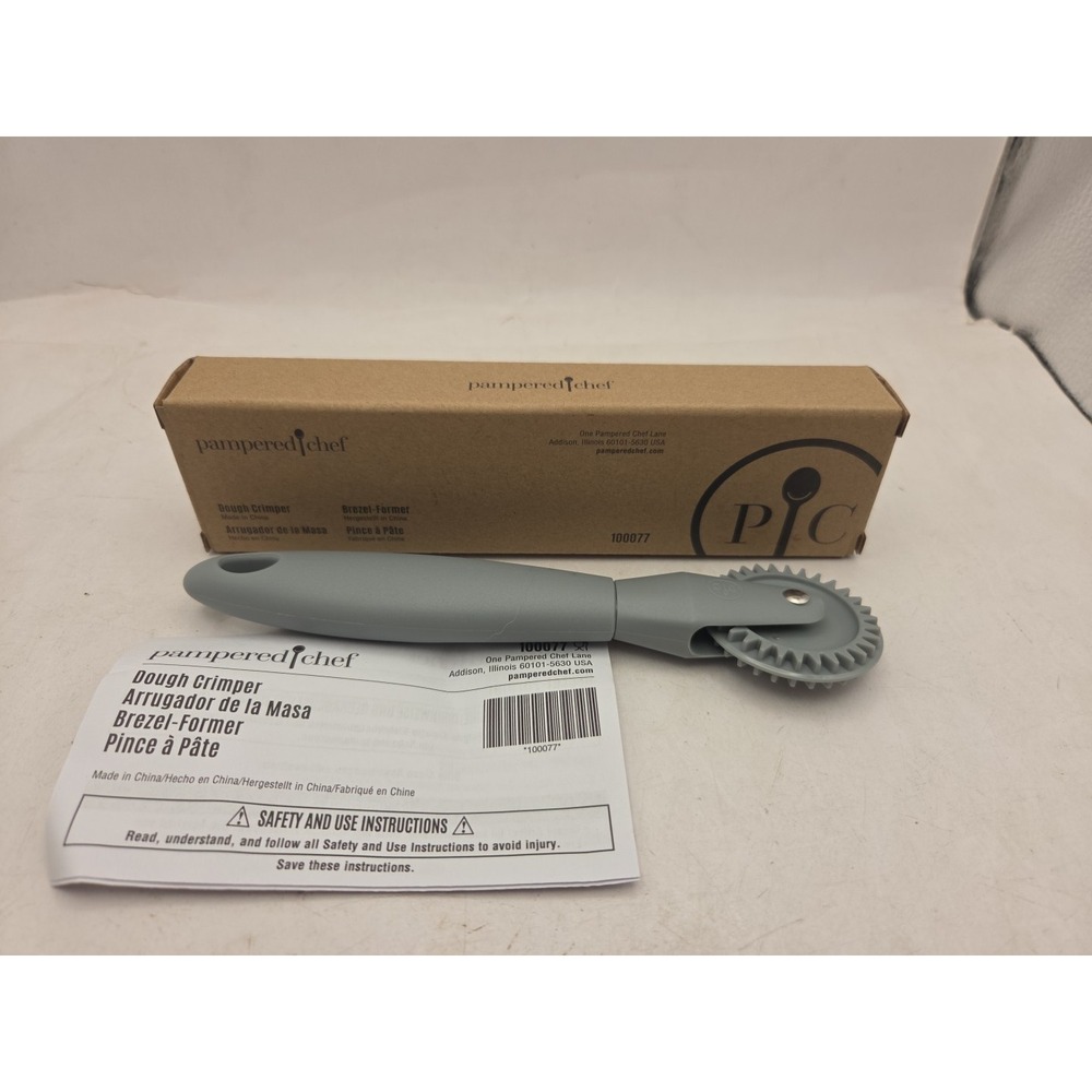 Pampered Chef Dough Crimper 100077 with instructions Brand New Open Box